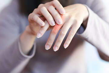 Woman has finger joint pain due to rheumatoid arthritis. Health care concept. - obrazy, fototapety, plakaty