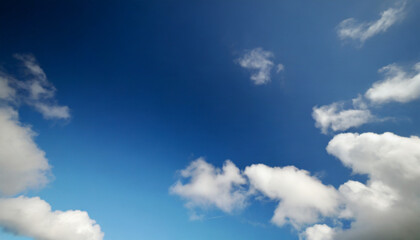 Naklejka na ściany i meble arrière plan ciel bleu avec nuages blancs