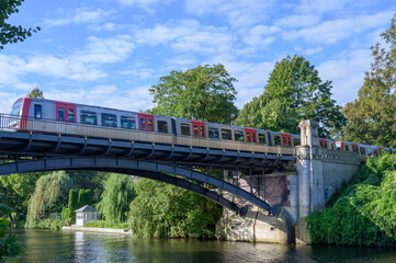 U-Bahn auf Brücke