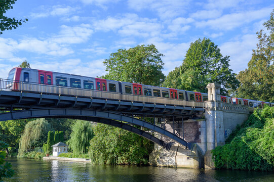 U-Bahn auf Br&uuml;cke