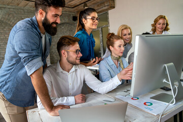 Obraz premium Programmers cooperating at IT company developing apps. Business people technology concept