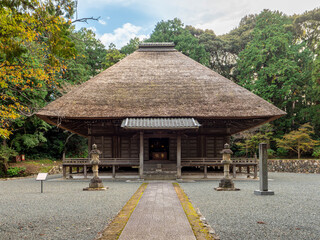 茅葺き屋根の本興寺本堂