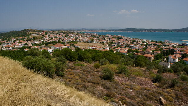 Ayvalik, Ayvalık district and Cunda ( Alibey ) island, located on the Aegean coast of Turkey's west coast. Ayvalik district of Balikesir, Balıkesir with a general view from afar.