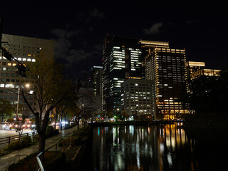東京都の都心の東京駅周辺の高層ビルの夜景の景色