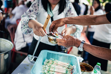 concept of charity food for the poor : the concept of life problems, hunger in society : Helping People With Hunger With Kindness : The hands of beggars receive donated food