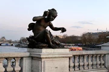 Rolgordijnen Pont Alexandre III statue sur le pont Alexandre III