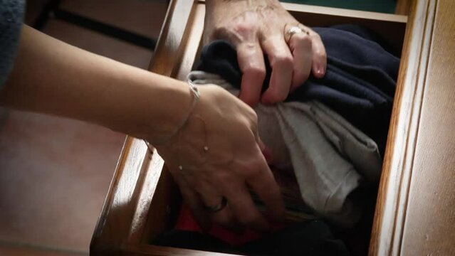 gros plan sur une femme cachant de l'argent dans une commode