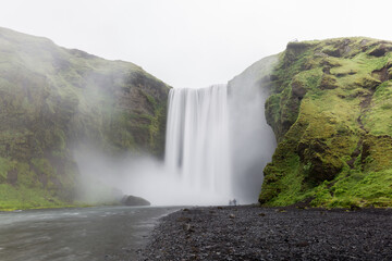 Tosende Wassermassen des Wasserfalls Skogafoss an der Ringstraße in Island im Sommer