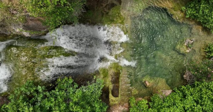 Cascada de cuento a vista de drone