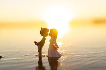 夕日の海と新郎新婦