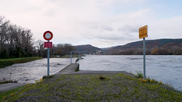 Le Rh&ocirc;ne en crue en aval de Valence pr&egrave;s de la ville de La Voulte-sur-Rh&ocirc;ne et Livron-sur-Dr&ocirc;me