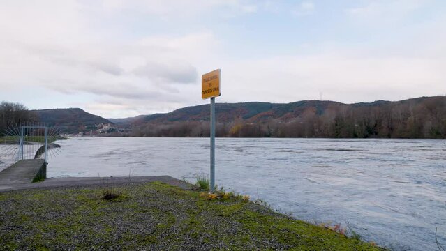 Le Rh&ocirc;ne en crue en aval de Valence pr&egrave;s de la ville de La Voulte-sur-Rh&ocirc;ne et Livron-sur-Dr&ocirc;me