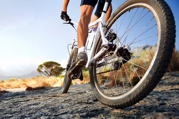 Schilderijen op glas Extreme mountain bike sport athlete man riding outdoors lifestyle trail © ehab