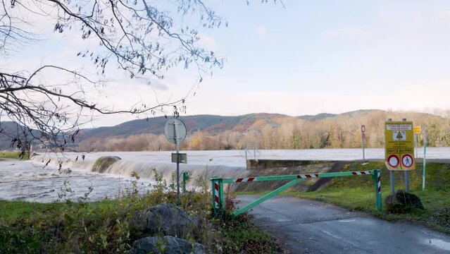 Le Rh&ocirc;ne en crue en aval de Valence pr&egrave;s de la ville de La Voulte-sur-Rh&ocirc;ne et Livron-sur-Dr&ocirc;me