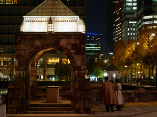 Fototapeta na wymiar 夜の皇居前の街並みの風景と男女の姿