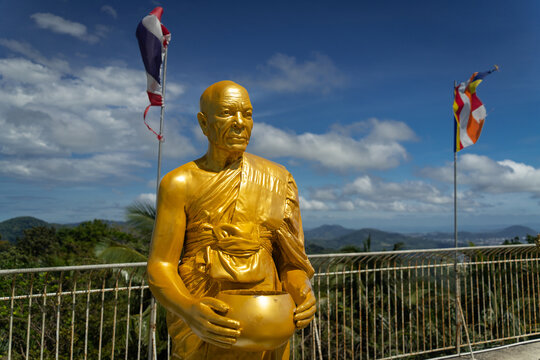 Grand Bouddha blanc de Phuket, statue de moine en or