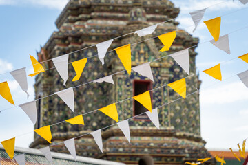 Fanion jaune et blanc devant un temple en Thaïlande
