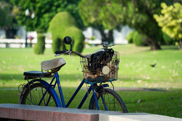 Vieux vélo dans un jardin en Thaïlande