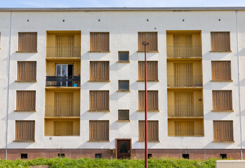 façade d'un immeuble social type hlm ancien dans une banlieue en France - obrazy, fototapety, plakaty