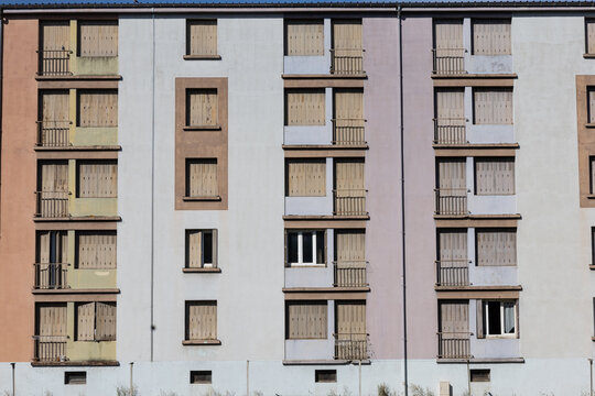 fa&ccedil;ade d'un immeuble social type hlm ancien dans une banlieue en France