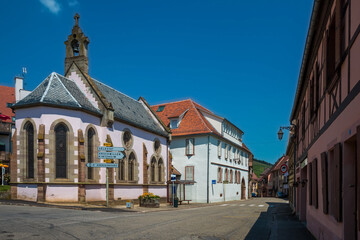 Fototapeta na wymiar Dorfstrasse in einem Ort im Elsass an der Elsässer Weinstrasse