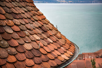 Rundes Dach aus Holzschindeln