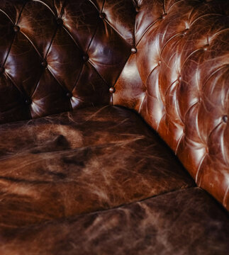 Tapizado de cuero marron del tipico sofa chester