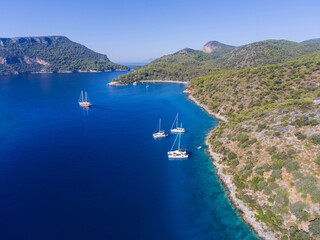 Naklejka premium Yachts in the Turkish bay on the Mediterranean Sea.