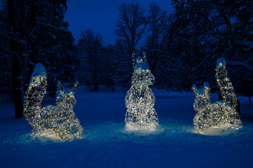 Leuchtende Weihnachtsfiguren im Schnee in Marienbad - obrazy, fototapety, plakaty