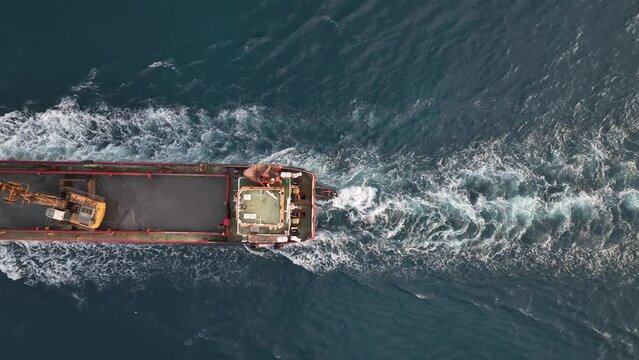Carguero entrando a puerto desde un drone