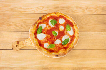 pizza, margherita, napoletana, cornicione, mozzarella, basilico, tradizione, grezzo, di, tavolo, legno, marrone, tipica, pizzeria, tagliere, cotta, forno, legna, roma, napoli, italia, alimento, italia