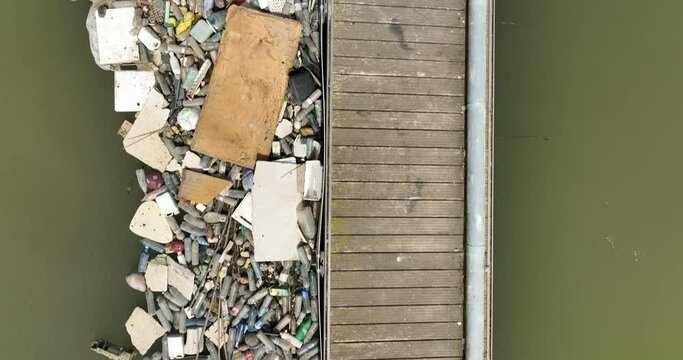 Puente lleno de basura a vista de drone