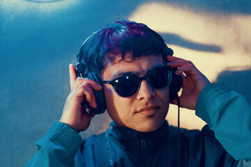 Chico escuchando con auriculares