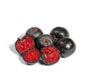 Aroniabeeren isoliert vor weißem Hintergrund