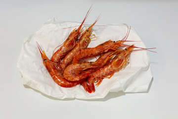 gamberoni, gamberi, crostacei, pescheria, freschi, pescato, mare, profumo, odore, mediterraneo, adriatico, carta, accartocciati, rossi, vivi, tavolo, bianco, foglio, arrotolati, belli, rosso, prospett