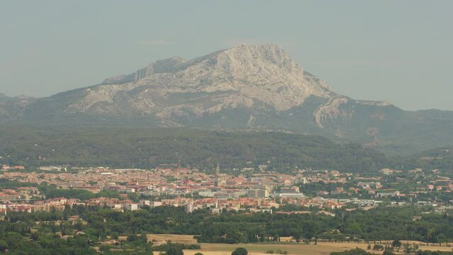 vue a&eacute;rienne d' aix en provence avec la sainte victoire