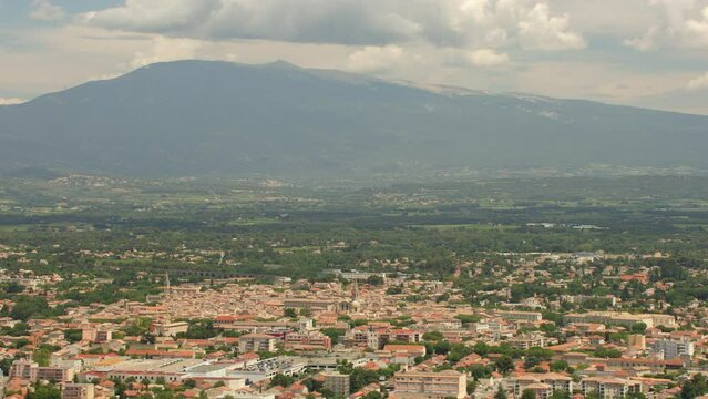 vue a&eacute;rienne de carpentras avec le mont ventoux