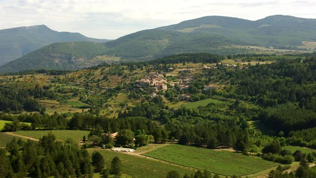 vue a&eacute;rienne du village d' aurel