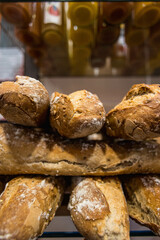 Gros plan sur des baguettes de pains dans une boulangerie en France