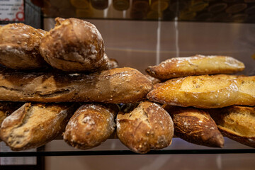 Gros plan sur des baguettes de pains chez un boulanger Français