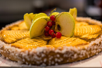 Gros plan d'une tarte aux pommes dans une pâtisserie en France 