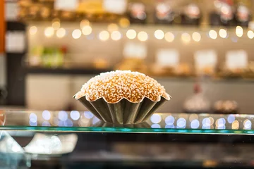 Fotobehang Un Pastis landais sur le comptoir d'une boulangerie en France © lamurebenjamin