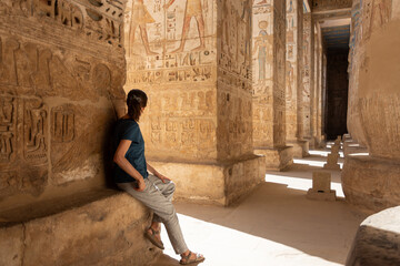 Touriste dans le temple de Medinet Habou à Louxor, Egypte