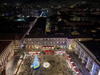 vista aerea della piazza del popolo di Pesaro con tutti gli addobbi natalizi. Pesaro sarà la capitale della cultura 2024