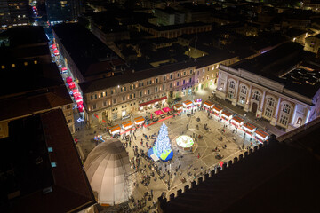 vista aerea della piazza del popolo di Pesaro con tutti gli addobbi natalizi. Pesaro sarà la...