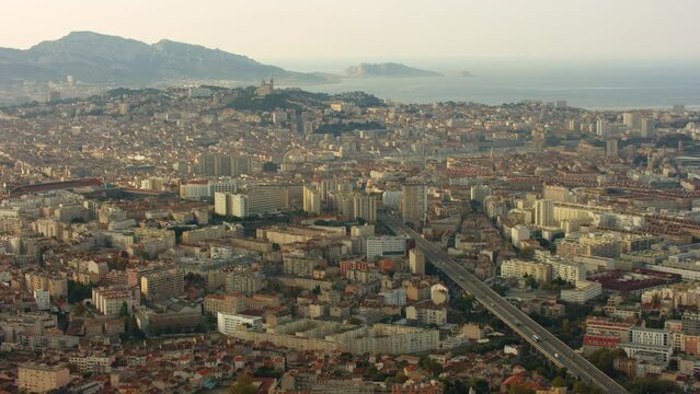 vue a&eacute;rienne de marseille et de l'auroute nord