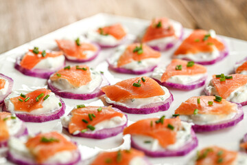 mise en bouche de radis saumon et crème à la ciboulette dans un plat blanc