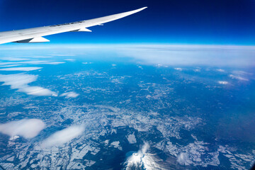 宇宙に近い飛行機の窓から見た水平線