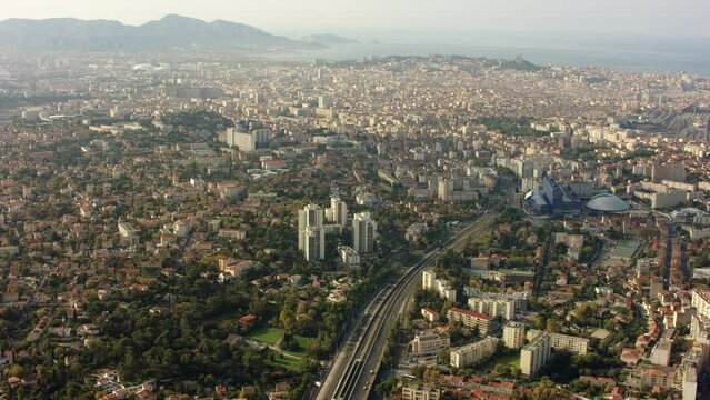vue a&eacute;rienne de marseille par l'autoroute nord