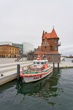 Rettungsboot der Seenotrettung SAR, Hertha Jeep am Lotsenhaus an der Promenade in Stralsund